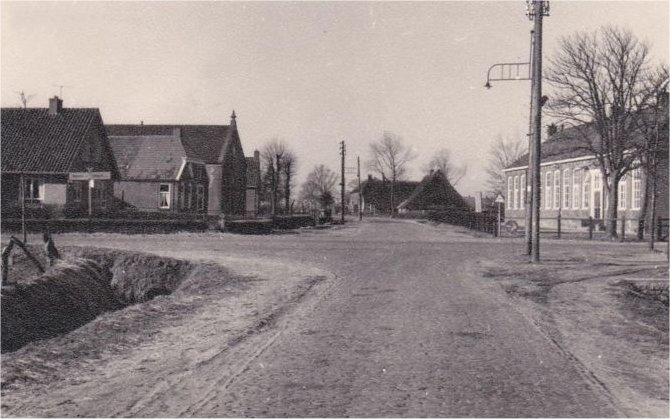 Hijken met de oude openbare lagere school aan het Westeinde